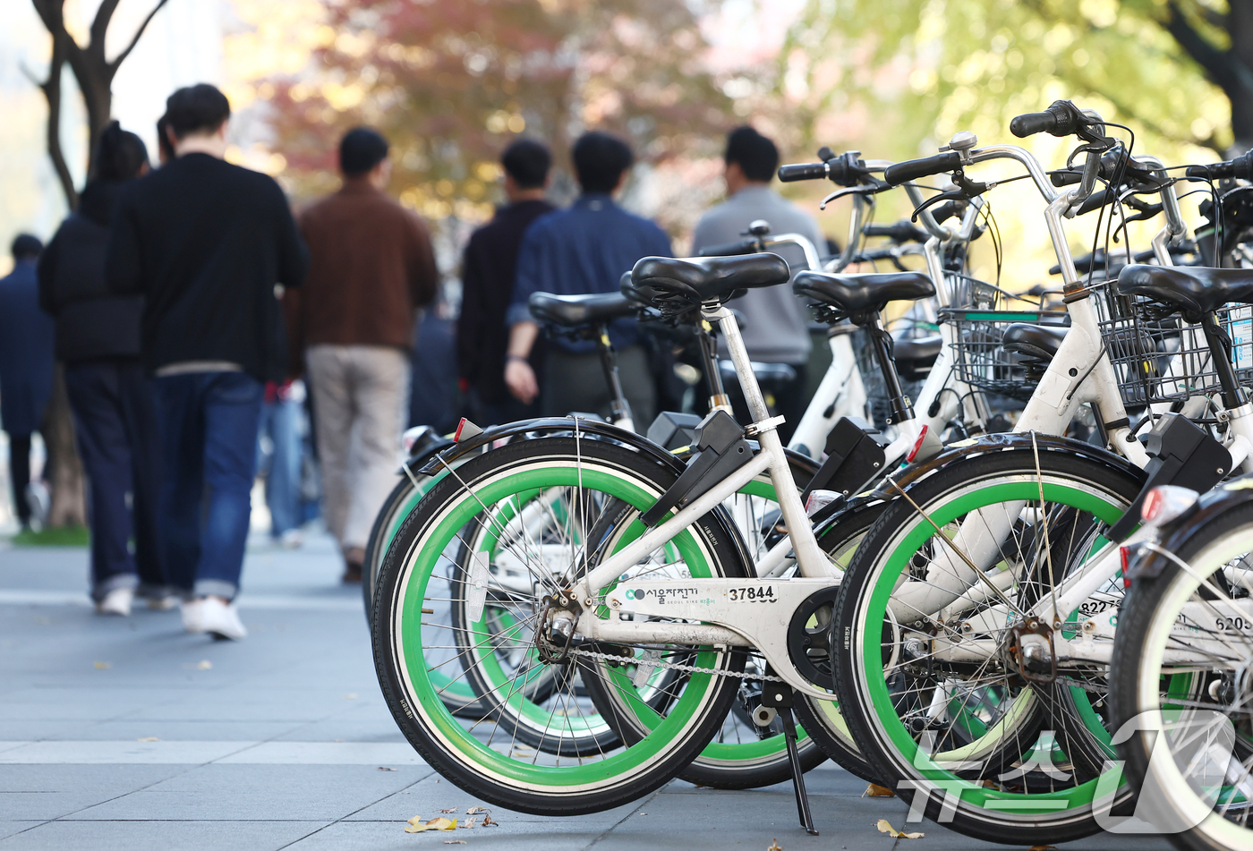 (서울=뉴스1) 김민지 기자 = 12일 오후 서울 시내의 한 따릉이 대여소에 따릉이가 놓여있다.이날 서울시에 따르면 서울시 공공자전거 '따릉이'는 2015년 10월 정식 운영 이후 …