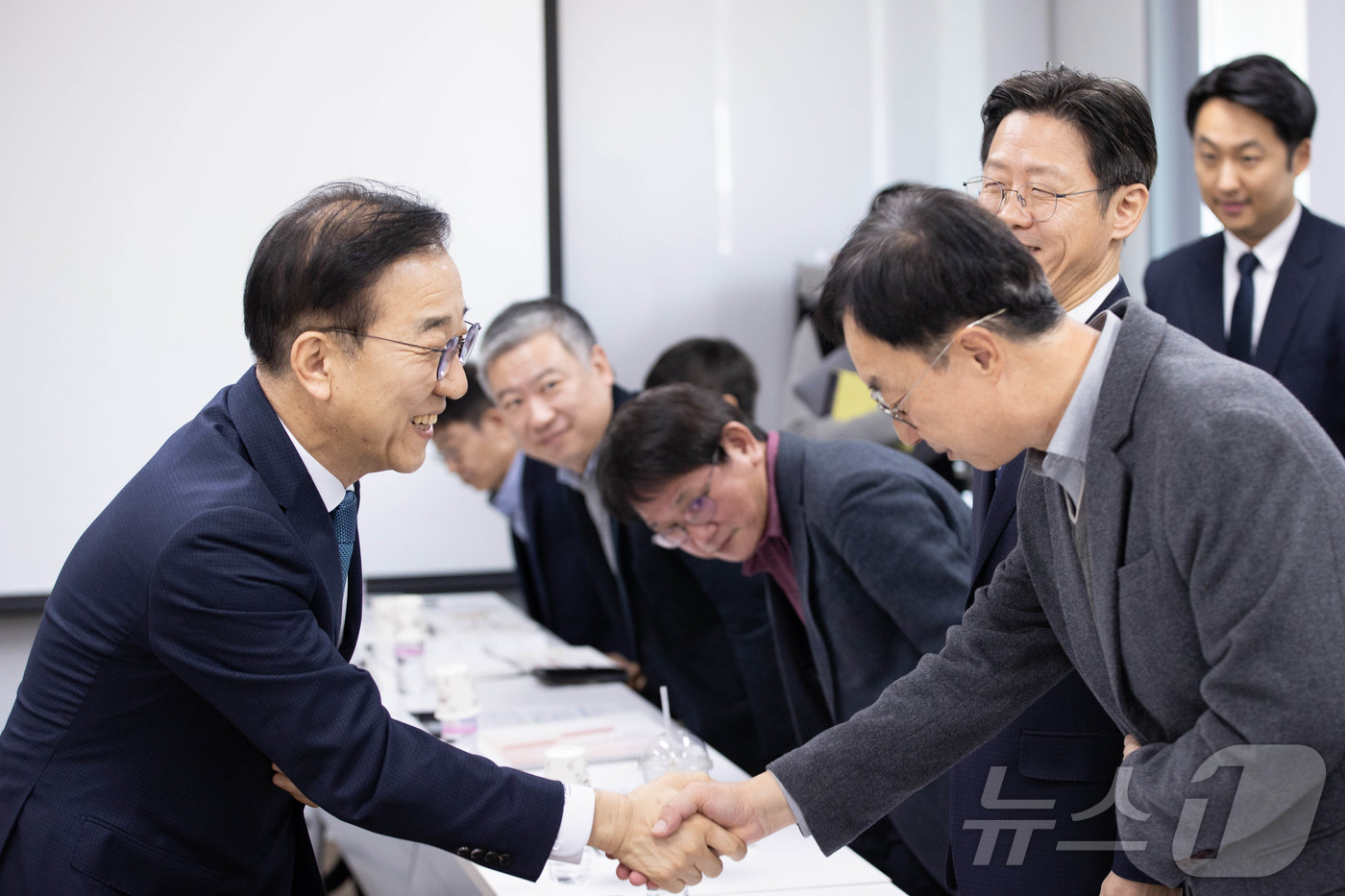 (서울=뉴스1) = 김윤덕 국토교통부 장관은 12일 오전 서울 중구 국토발전전시관에서 열린 LH 개혁위원회에 참석해 그간 논의 결과를 보고받고, 차질 없는 개혁안 마련을 당부했다. …