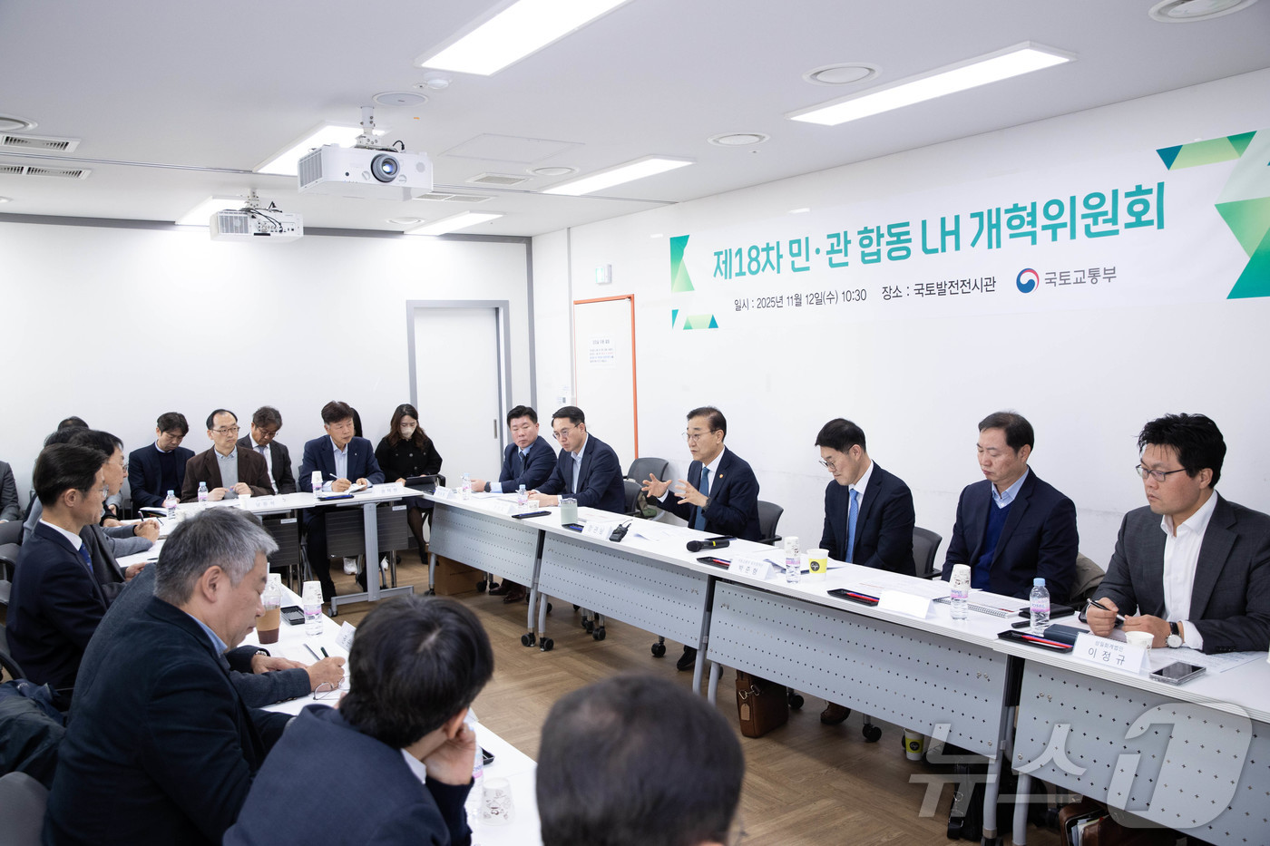 (서울=뉴스1) = 김윤덕 국토교통부 장관은 12일 오전 서울 중구 국토발전전시관에서 열린 LH 개혁위원회에 참석해 그간 논의 결과를 보고받고, 차질 없는 개혁안 마련을 당부했다. …