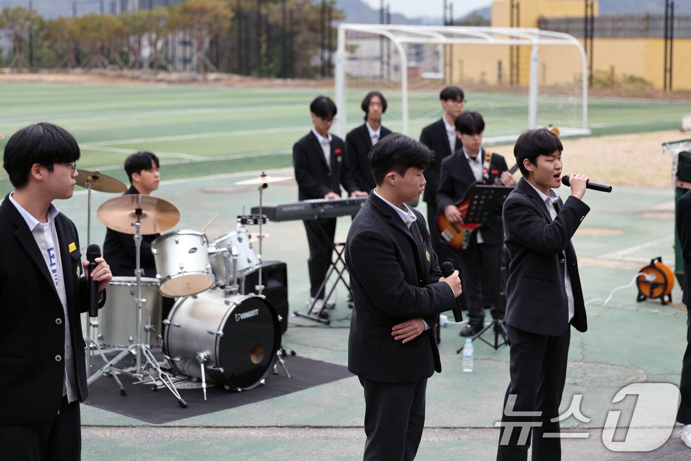 본문 이미지 - 2026학년도 대학수학능력시험을 하루 앞둔 12일 광주 서구 대동고에서 1,2학년 재학생들이 3학년 수험생 선배들을 위해 밴드부 라이브 공연을 하고 있다. ⓒ News1 박지현 기자