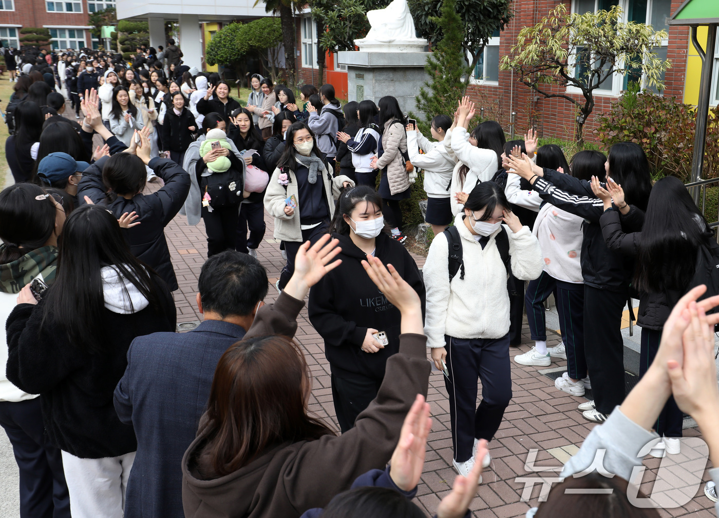 (부산=뉴스1) 윤일지 기자 = 2026학년도 대학수학능력시험 예비소집일인 12일 부산 사상구 주례여자고등학교에서 고3 수험생들이 고2 후배들의 응원을 받으며 교정을 나서고 있다. …