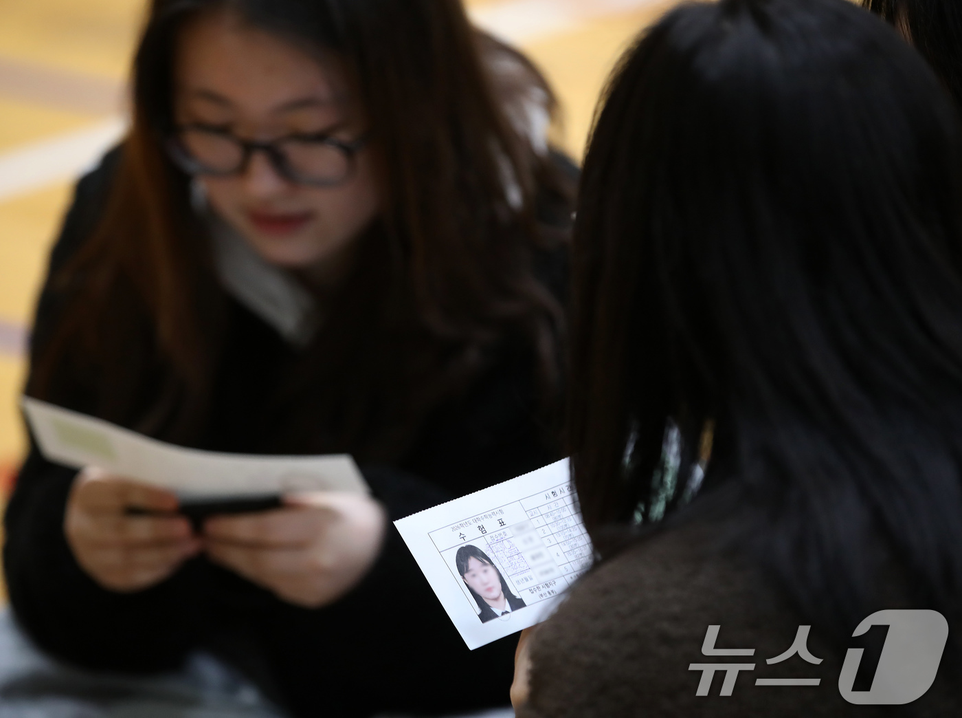 (부산=뉴스1) 윤일지 기자 = 2026학년도 대학수학능력시험 예비소집일인 12일 부산 사상구 주례여자고등학교에서 수험생들이 수능 수험표를 확인하고 있다.  2025.11.12/뉴 …