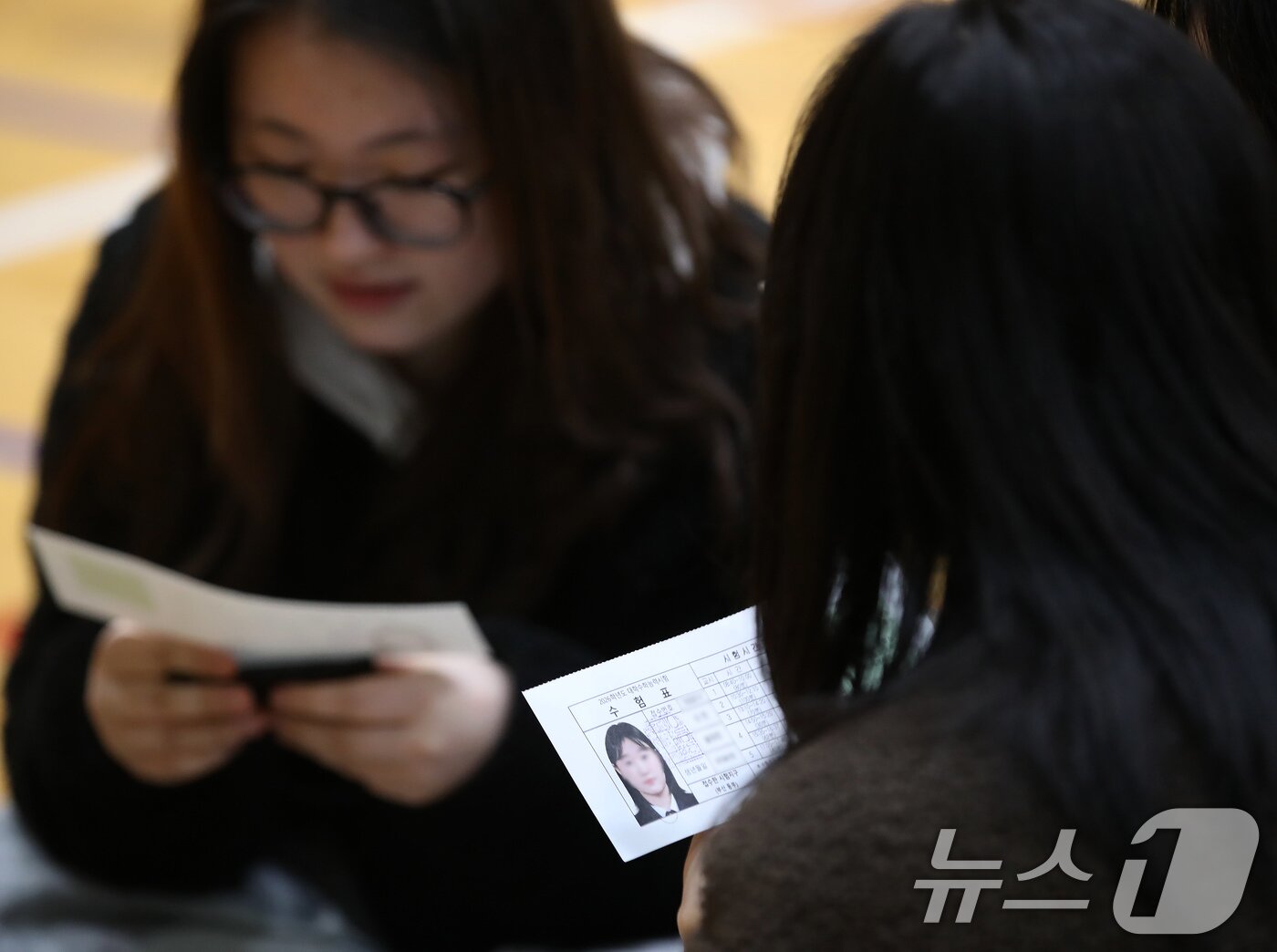 본문 이미지 - 2026학년도 대학수학능력시험 예비소집일인 12일 부산 사상구 주례여자고등학교에서 수험생들이 수능 수험표를 확인하고 있다. 2025.11.12/뉴스1 ⓒ News1 윤일지 기자