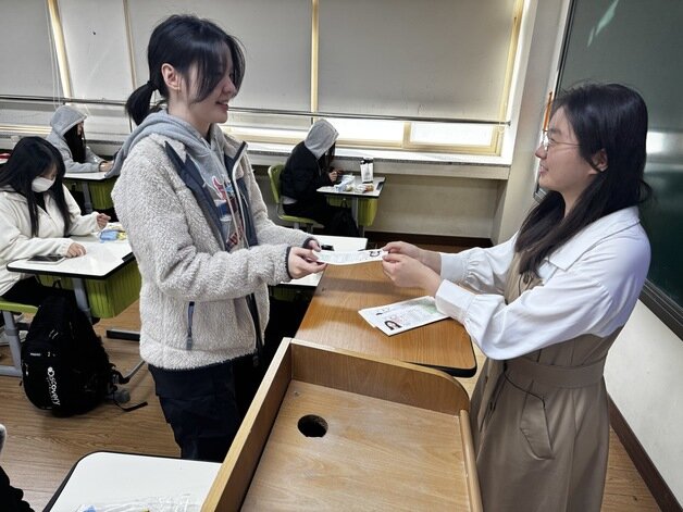본문 이미지 - 2026학년도 대학수학능력시험 예비소집일인 12일 충북 청주 일신여자고등학교 한 교실에서 수험표를 나눠주고 있다.&#40;충북교육청 제공. 재판매 및 DB금지&#41;/뉴스1 