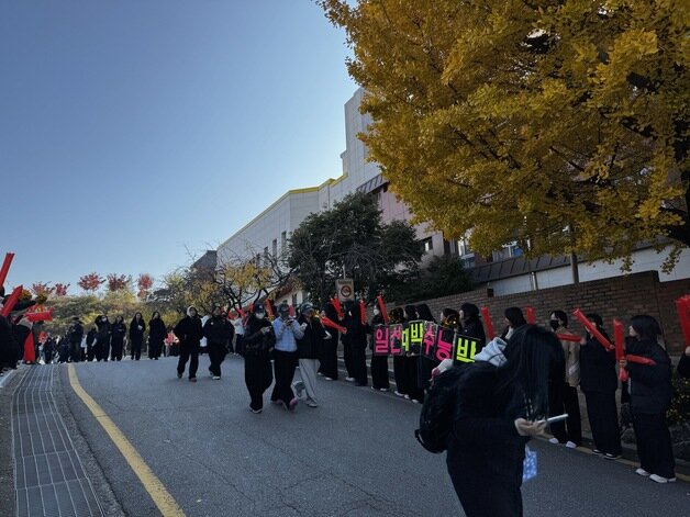 본문 이미지 - 2026학년도 대학수학능력시험 예비소집일인 12일 충북 청주 일신여자고등학교 1~2학년 학생들이 시험을 앞둔 3학년 선배들을 응원하고 있다.&#40;충북교육청 제공. 재판매 및 DB금지&#41;/뉴스1