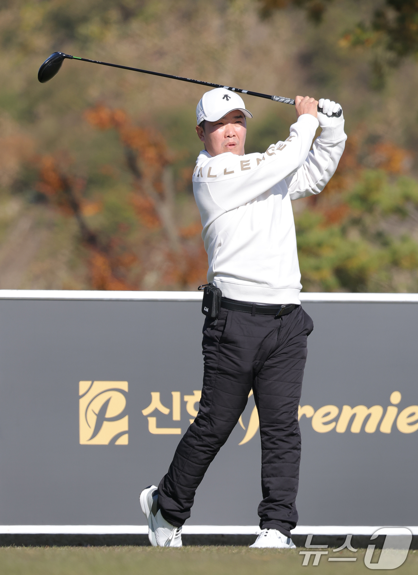 (횡성=뉴스1) 권현진 기자 = 정근우 야구코치가 12일 강원도 횡성군 벨라45 컨트리클럽에서 열린 ‘이수그룹과 함께하는 2025 류현진 재단 자선골프대회’에서 티샷을 하고 있다. …