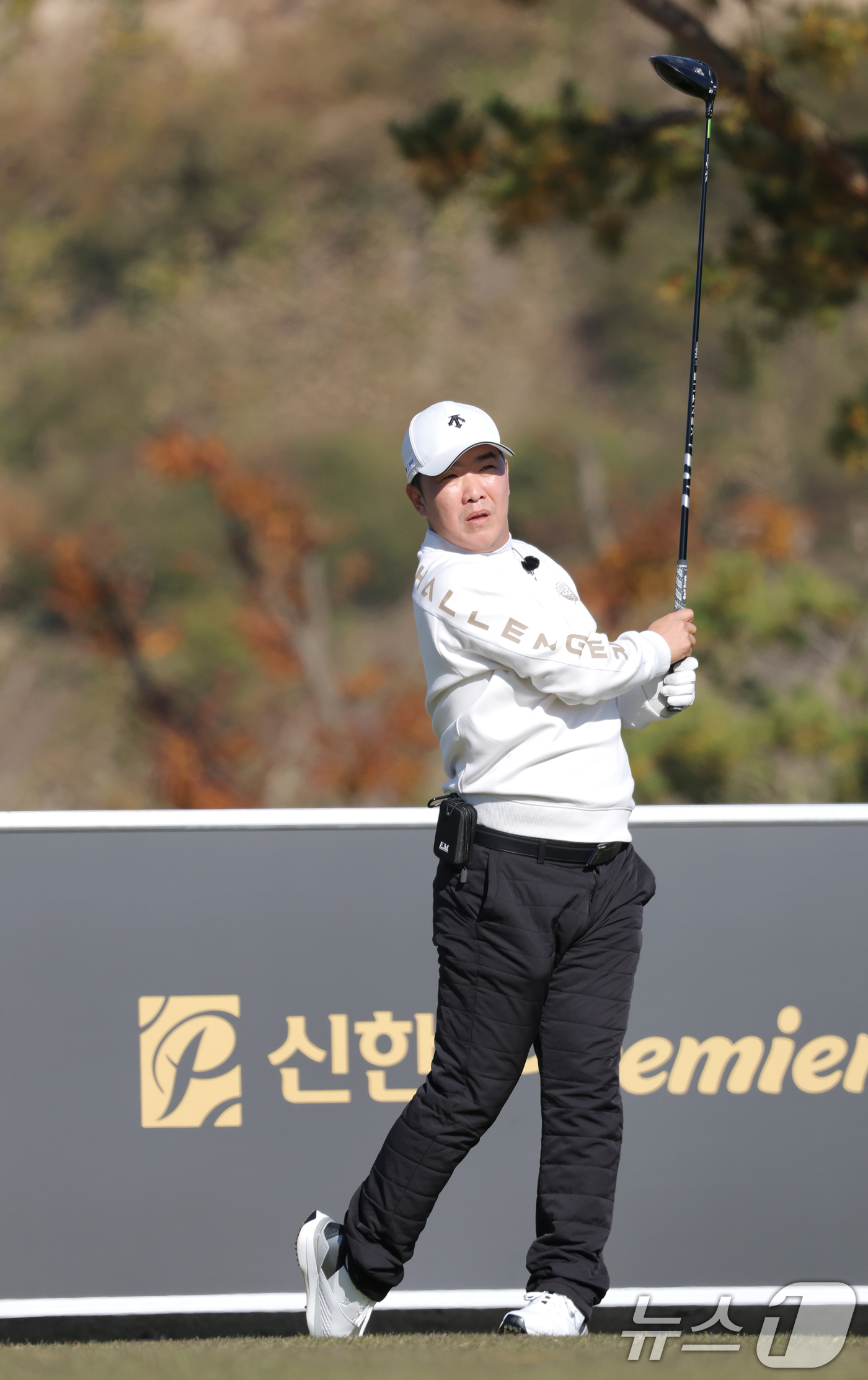 (횡성=뉴스1) 권현진 기자 = 정근우 야구코치가 12일 강원도 횡성군 벨라45 컨트리클럽에서 열린 ‘이수그룹과 함께하는 2025 류현진 재단 자선골프대회’에서 티샷을 하고 있다. …