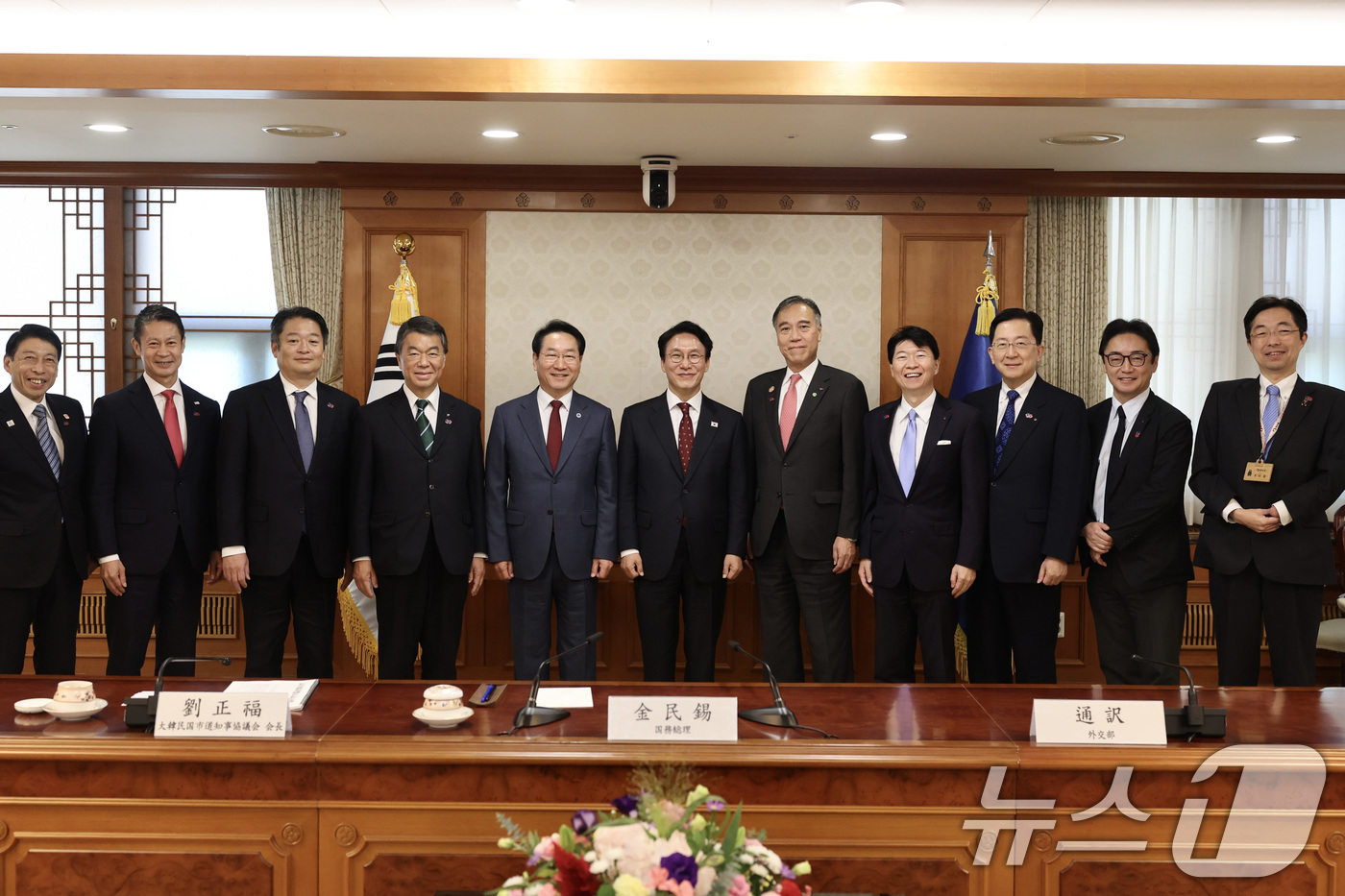 (서울=뉴스1) 임세영 기자 = 김민석 국무총리가 12일 오전 서울 종로구 정부서울청사에서 열린 한중지사성장대회 대표단 접견에서 참석자들과 기념촬영을 하고 있다. (총리실 제공. …