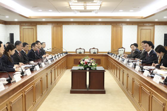 한중지사성장대회 대표단 접견하는 김민석 국무총리