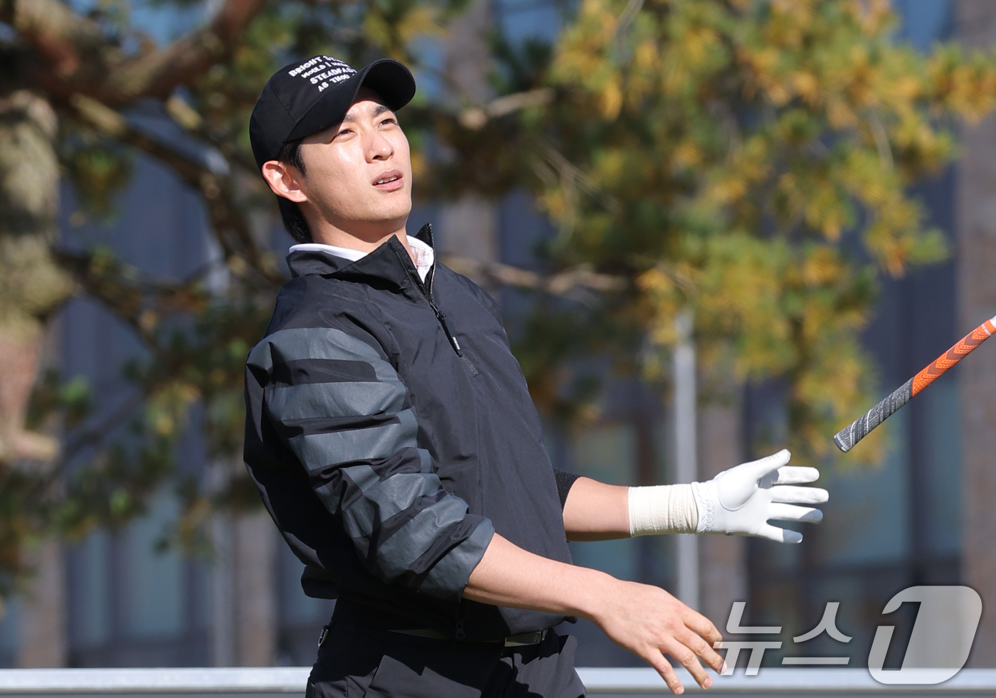 (횡성=뉴스1) 권현진 기자 = 메이저리거 이정후가 12일 강원도 횡성군 벨라45 컨트리클럽에서 열린 ‘이수그룹과 함께하는 2025 류현진 재단 자선골프대회’에서 만족한 티샷을 한 …