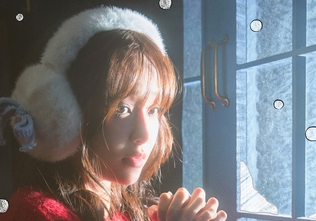 츄, 이 비주얼 실화? 팬콘서트 포스터서 인형 미모