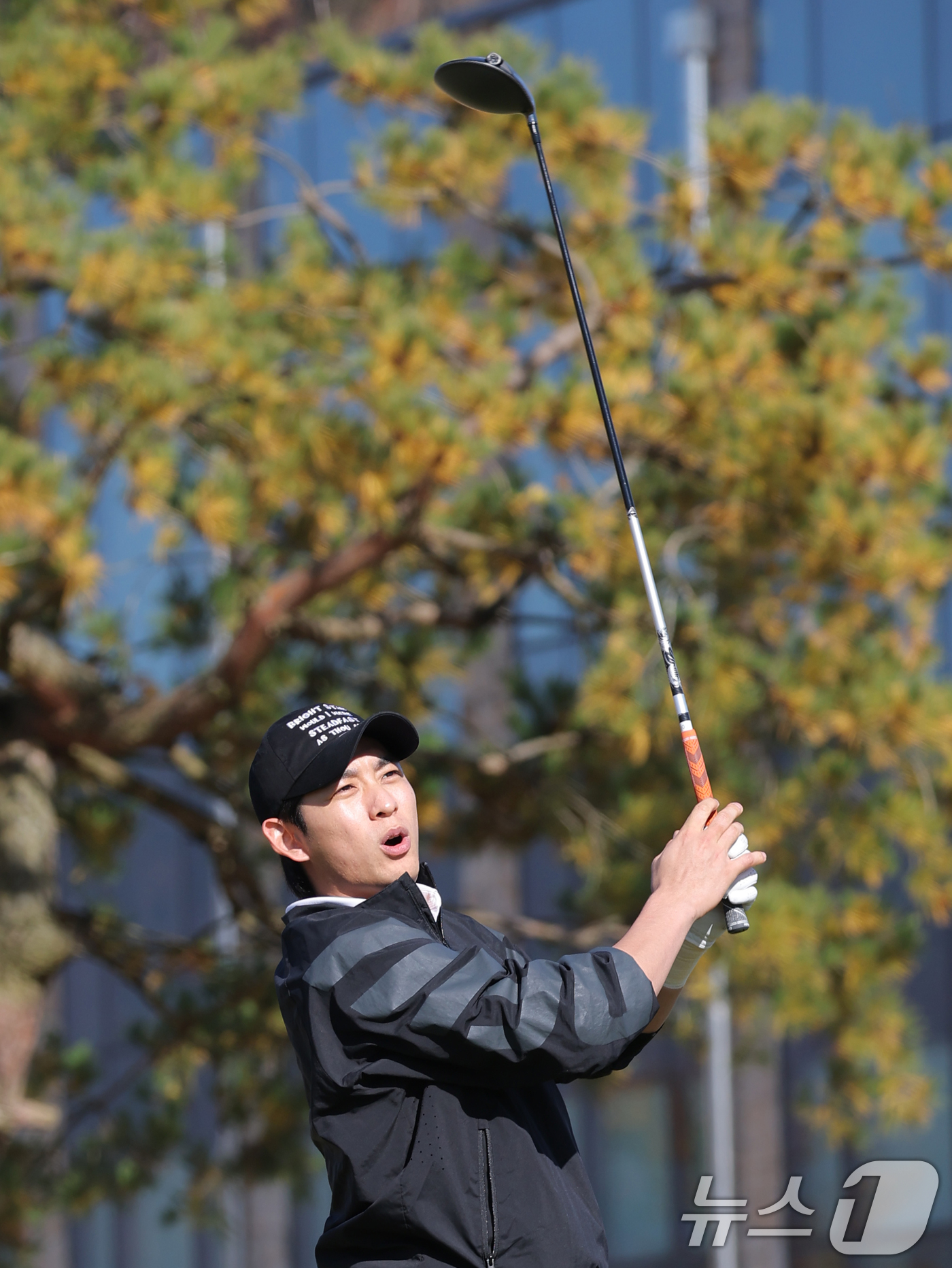 (횡성=뉴스1) 권현진 기자 = 메이저리거 이정후가 12일 강원도 횡성군 벨라45 컨트리클럽에서 열린 ‘이수그룹과 함께하는 2025 류현진 재단 자선골프대회’에서 티샷을 하고 있다 …
