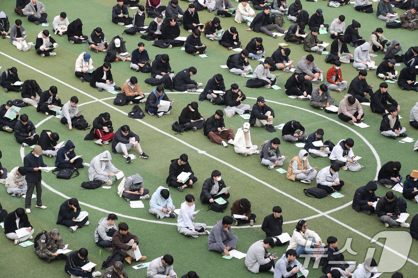 본문 이미지 - 2026학년도 대학수학능력시험을 하루 앞둔 12일 오후 대구 중구 경대사대부고 운동장에서 열린 수능 예비소집에 참석한 졸업생과 재수생 등 수험생들이 유의사항을 듣고 있다. 2025.11.12/뉴스1 ⓒ News1 공정식 기자