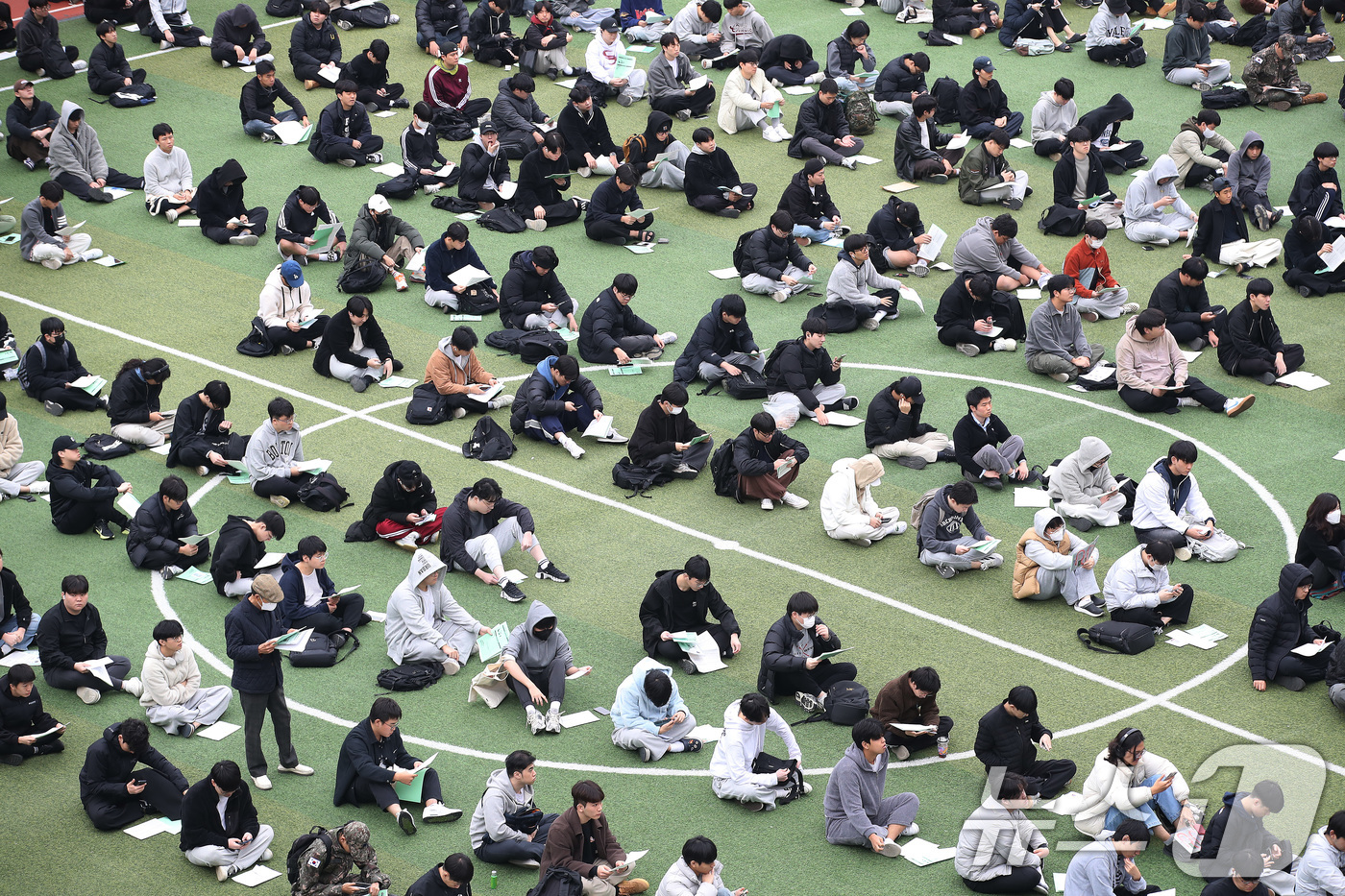 (대구=뉴스1) 공정식 기자 = 2026학년도 대학수학능력시험을 하루 앞둔 12일 오후 대구 중구 경대사대부고 운동장에서 열린 수능 예비소집에 참석한 졸업생과 재수생 등 수험생들이 …