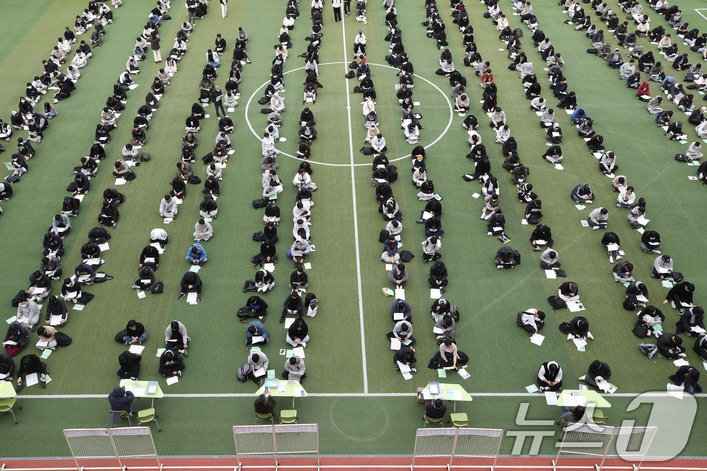 (대구=뉴스1) 공정식 기자 = 2026학년도 대학수학능력시험을 하루 앞둔 12일 오후 대구 중구 경대사대부고 운동장에서 열린 수능 예비소집에 참석한 졸업생과 재수생 등 수험생들이 …