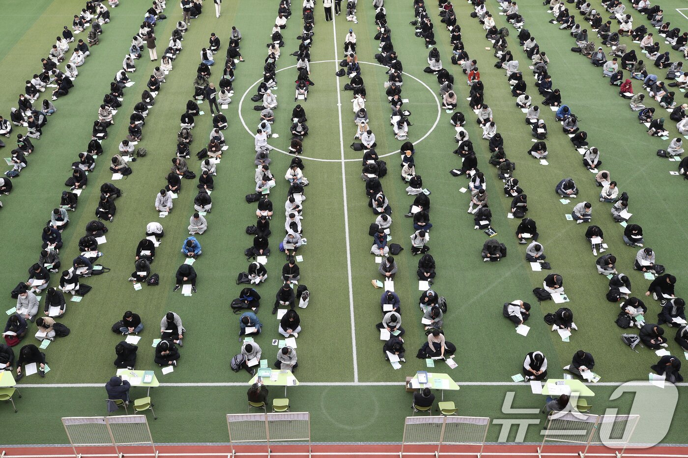 본문 이미지 - 2026학년도 대학수학능력시험을 하루 앞둔 12일 오후 대구 중구 경대사대부고 운동장에서 열린 수능 예비소집에 참석한 졸업생과 재수생 등 수험생들이 유의사항을 듣고 있다. 2025.11.12/뉴스1 ⓒ News1 공정식 기자