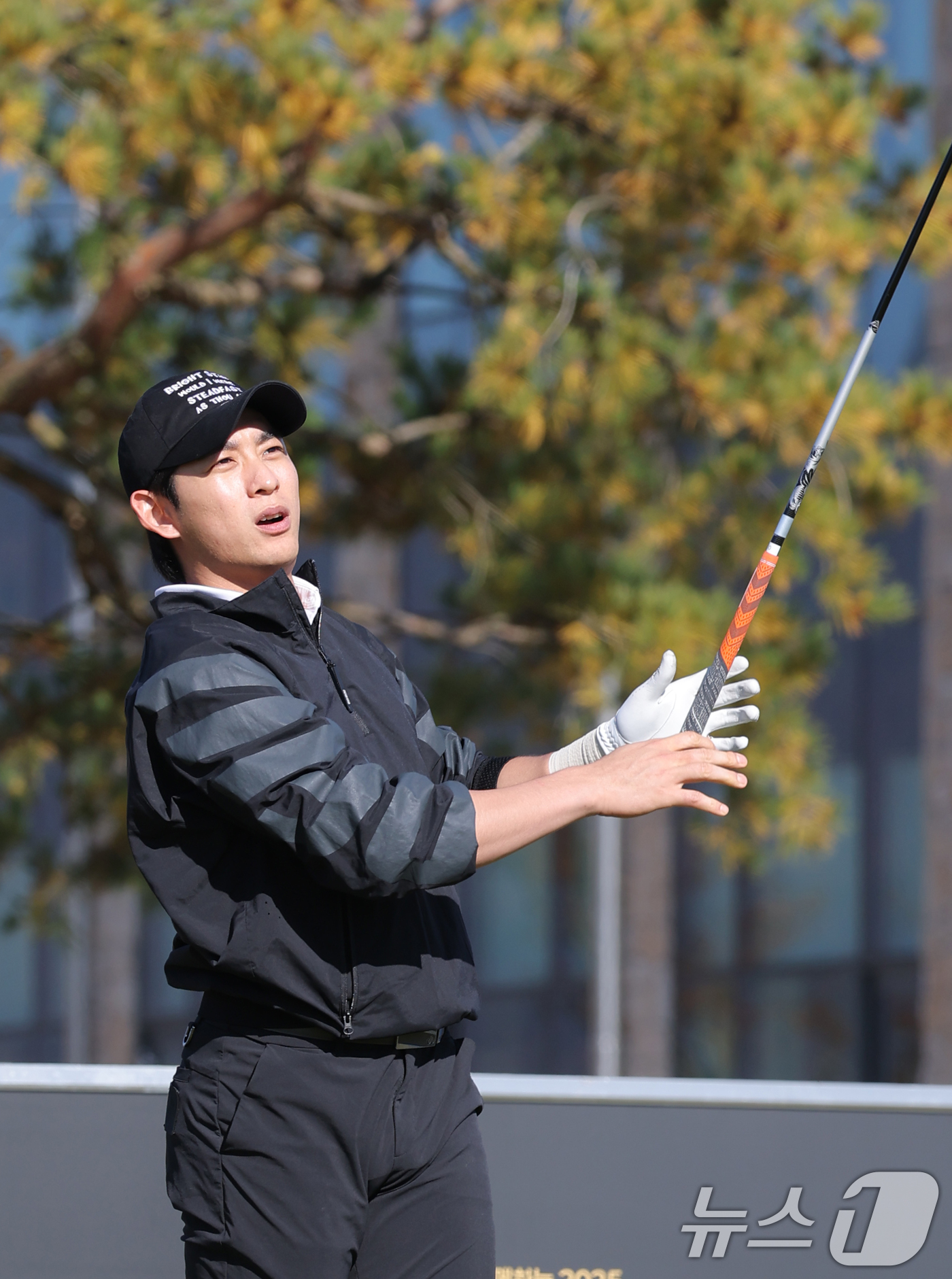 (횡성=뉴스1) 권현진 기자 = 메이저리거 이정후가 12일 강원도 횡성군 벨라45 컨트리클럽에서 열린 ‘이수그룹과 함께하는 2025 류현진 재단 자선골프대회’에서 만족한 티샷을 한 …