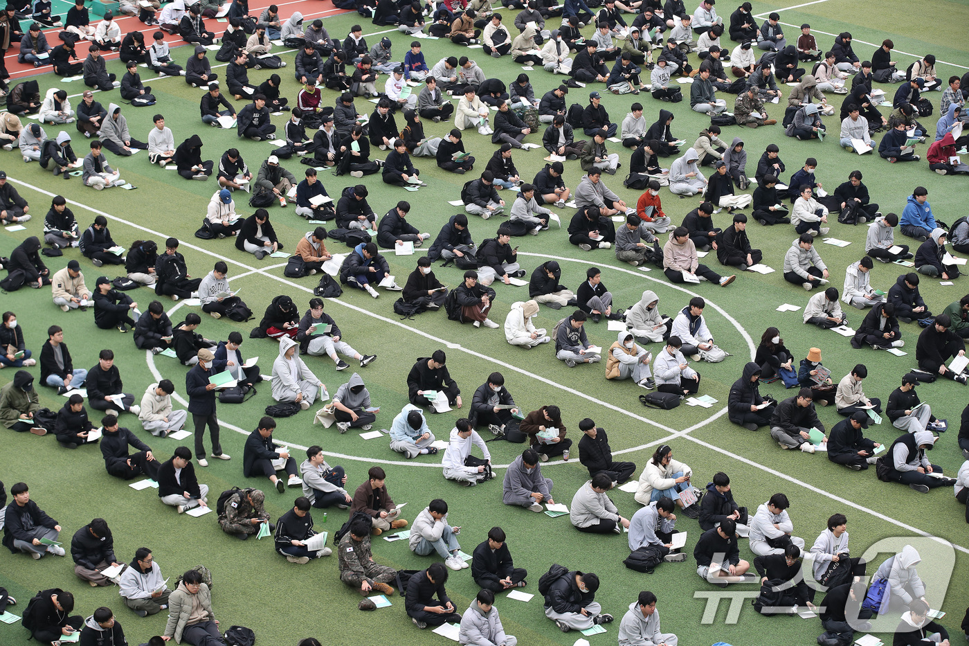 (대구=뉴스1) 공정식 기자 = 2026학년도 대학수학능력시험을 하루 앞둔 12일 오후 대구 중구 경대사대부고 운동장에서 열린 수능 예비소집에 참석한 졸업생과 재수생 등 수험생들이 …