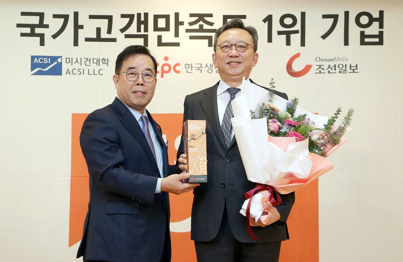 본문 이미지 - 12일 서울 중구 소재 롯데호텔에서 진행된 &#39;2025 국가고객만족도&#39; 시상식에서 은행 부문 9년 연속 1위를 수상하고 정상혁 신한은행장&#40;오른쪽&#41; 및 박성중 한국생산성본부 회장이 기념 촬영하는 모습.&#40;신한은행 제공&#41;