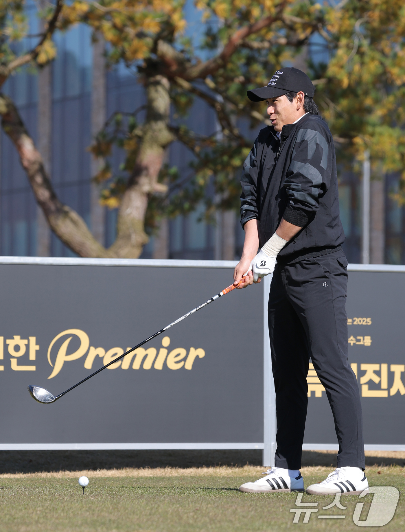 (횡성=뉴스1) 권현진 기자 = 메이저리거 이정후가 12일 강원도 횡성군 벨라45 컨트리클럽에서 열린 ‘이수그룹과 함께하는 2025 류현진 재단 자선골프대회’에서 티샷을 하기 전 …