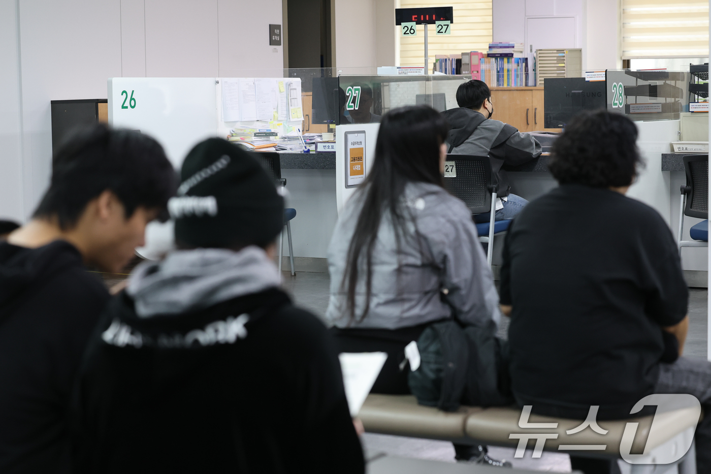 (서울=뉴스1) 안은나 기자 = 12일 마포구 서울서부고용복지플러스센터를 찾은 시민들이 실업급여 수급 상담을 받고 있다. 국가데이터처가 이날 발표한 10월 고용동향에 따르면 지난달 …