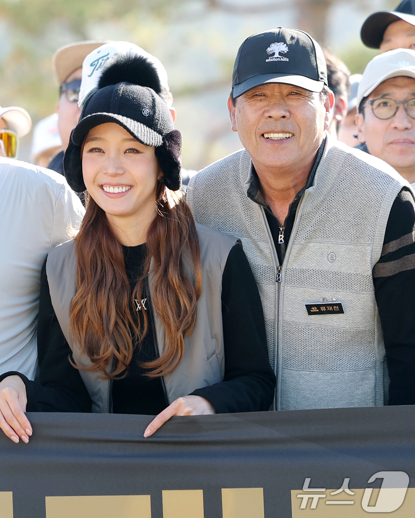 (횡성=뉴스1) 권현진 기자 = 배지현 아나운서와 시아버지 류재천(오른쪽)이 12일 강원도 횡성군 벨라45 컨트리클럽에서 열린 ‘이수그룹과 함께하는 2025 류현진 재단 자선골프대 …