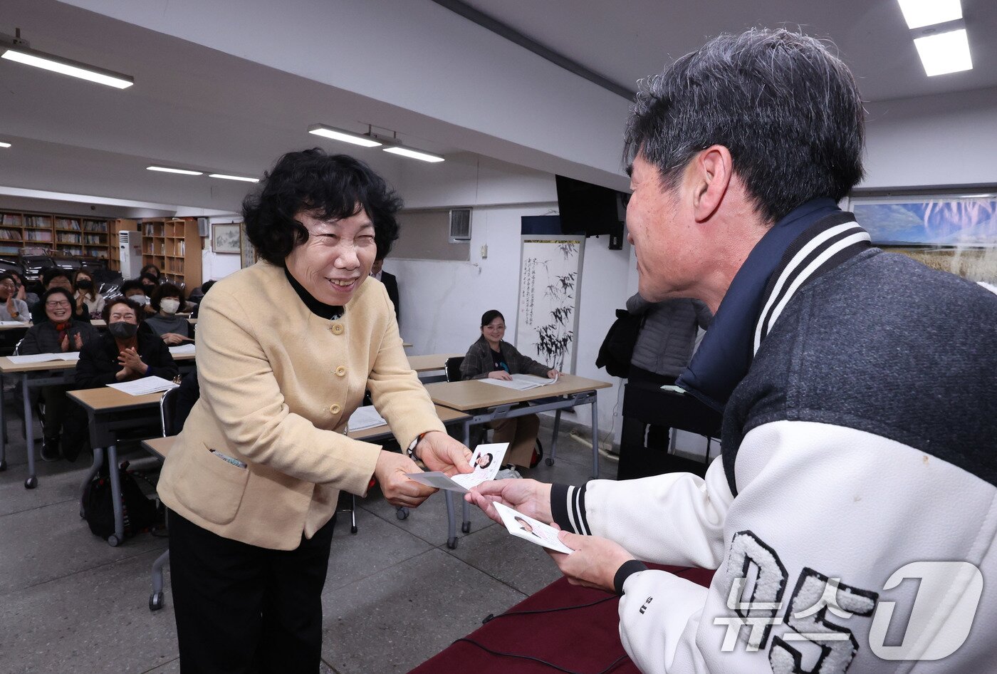 본문 이미지 - 2026학년도 대학수학능력시험&#40;수능&#41;을 하루 앞둔 12일 서울 마포구 학력 인정 평생학교인 일성여자중고등학교에서 최고령 수험생인 서혜숙&#40;78&#41;씨가 수험표를 받고 있다. 2025.11.12/뉴스1 ⓒ News1 박지혜 기자