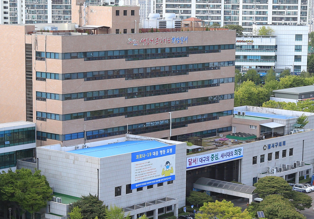 '출장비 부풀리기' 수사 중인데 또 해외?