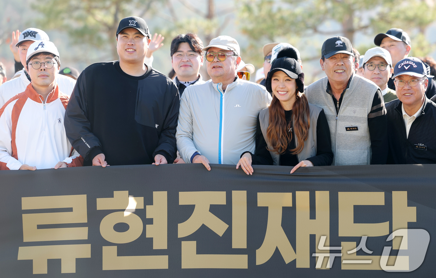 (횡성=뉴스1) 권현진 기자 = 김세민 이수그룹 사장(왼쪽부터)과 류현진 이사장, 김상범 이수그룹 회장, 배지현 이사, 류재천 씨가 12일 강원도 횡성군 벨라45 컨트리클럽에서 열 …