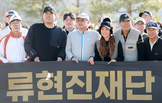 포즈 취하는 류현진 이사장과 김상범 이수그룹 회장