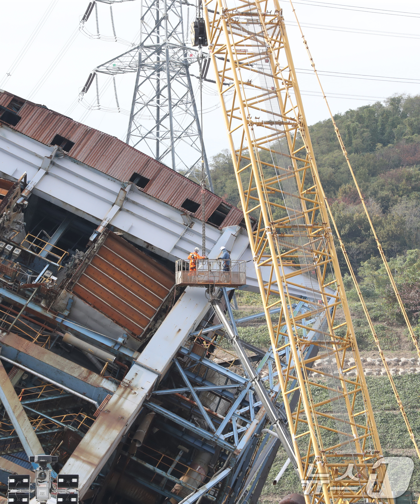 (울산=뉴스1) 조민주 기자 = 한국동서발전 울산화력발전소 보일러 타워 붕괴 사고 일주일 째인 12일 사고 현장에서 크레인으로 5호기 상부 구조물을 고정하는 작업이 이뤄지고 있다. …