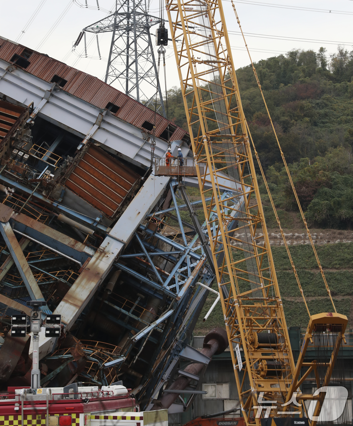 (울산=뉴스1) 조민주 기자 = 한국동서발전 울산화력발전소 보일러 타워 붕괴 사고 일주일 째인 12일 사고 현장에서 크레인으로 5호기 상부 구조물을 고정하는 작업이 이뤄지고 있다. …