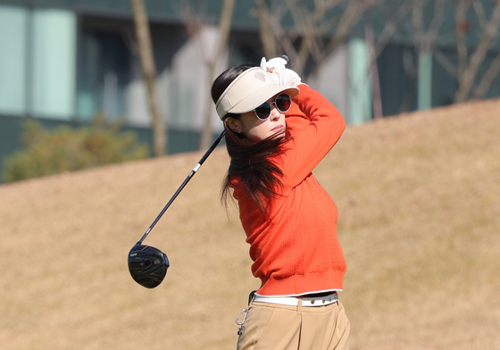 티샷하는 왕빛나