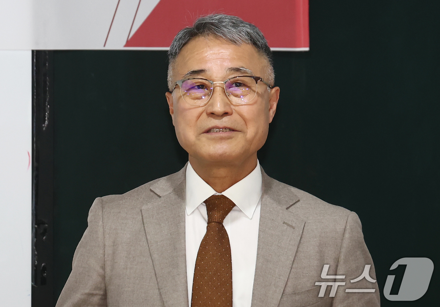 (서울=뉴스1) 김민지 기자 = 이성주 한국고고학회장이 12일 오전 서울 종로구 상연재에서 열린 종묘 앞 고층 개발 시도를 규탄하는 학회·협의회 성명서 발표 기자회견에서 발언하고 …