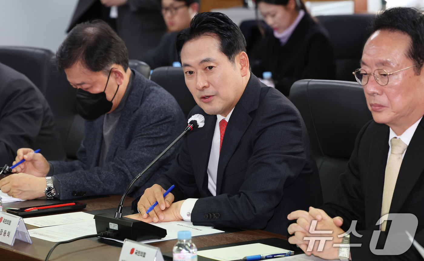 (서울=뉴스1) 장수영 기자 = 장동혁 국민의힘 대표가 12일 오후 서울 여의도 소상공인연합회에서 열린 국민의힘 당대표-소상공인연합회 간담회에서 인사말을 하고 있다.  2025.1 …