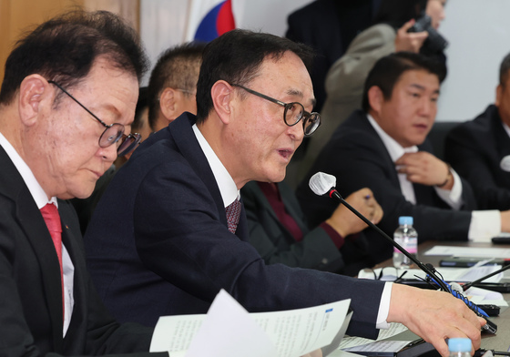 국민의힘 간담회 인사말하는 송치영 소상공인연합회장