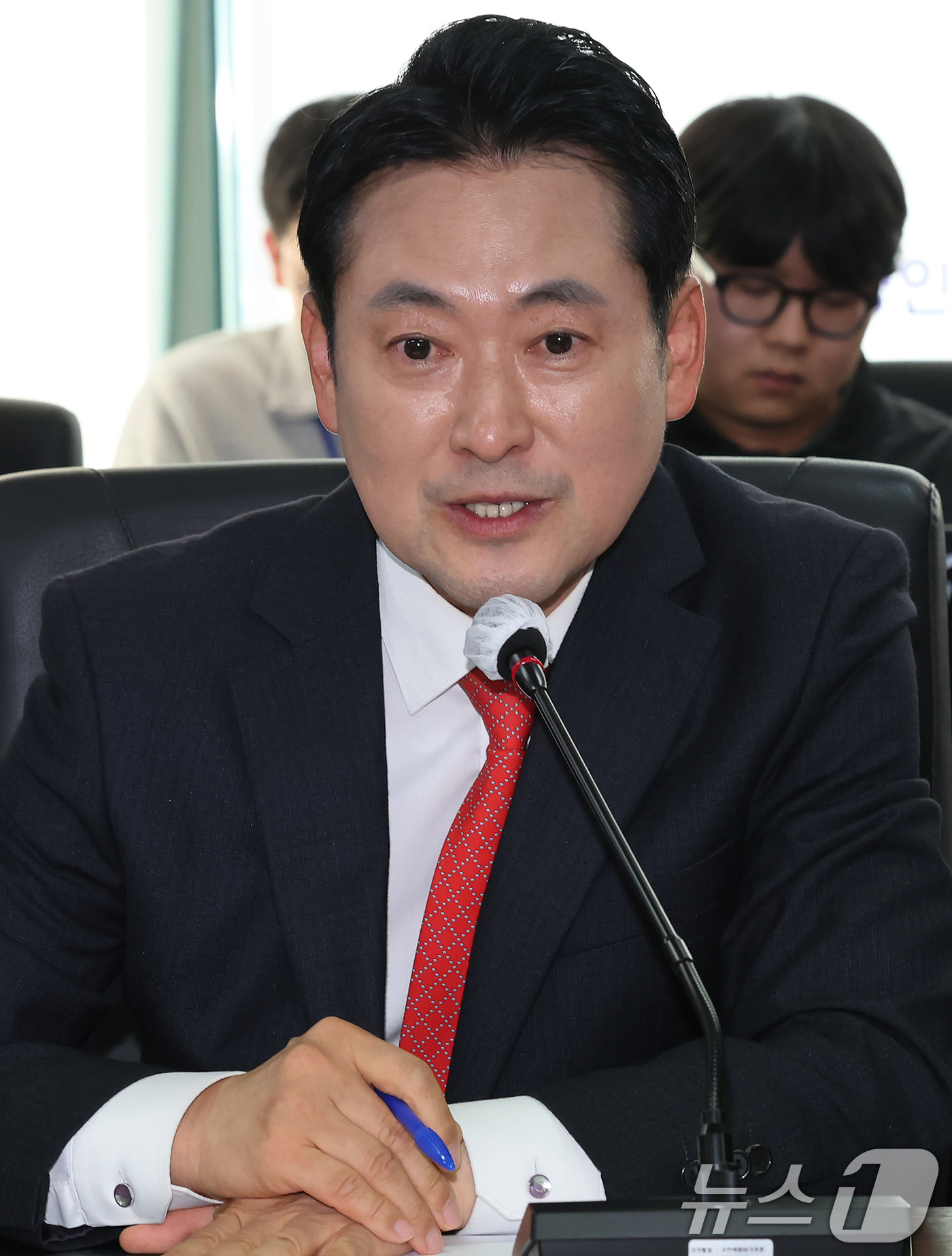 (서울=뉴스1) 장수영 기자 = 장동혁 국민의힘 대표가 12일 오후 서울 여의도 소상공인연합회에서 열린 국민의힘 당대표-소상공인연합회 간담회에서 인사말을 하고 있다.  2025.1 …