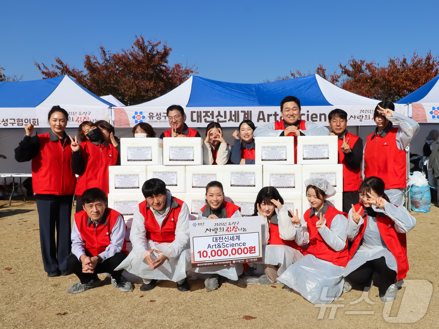 (대전=뉴스1) 이동원 기자 = 대전신세계 Art&Science 임직원 봉사단은 12일 오전 대전 유성구 유림공원 잔디광장에서 열린 ‘2025년 유성구 사랑의 김장 나눔’ 행사에 …