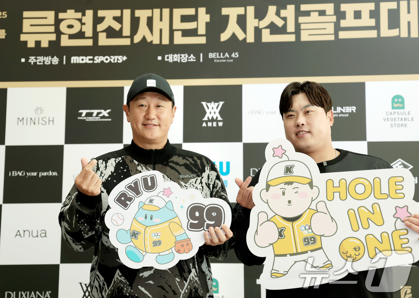 (횡성=뉴스1) 권현진 기자 = 전 야구선수 이대호와 류현진 이사장(오른쪽)이 12일 강원도 횡성군 벨라45 컨트리클럽에서 열린 ‘이수그룹과 함께하는 2025 류현진 재단 자선골프 …