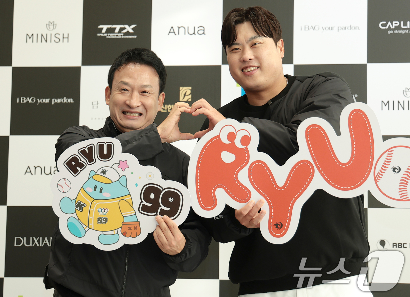 (횡성=뉴스1) 권현진 기자 = 방송인 서경석과 류현진 이사장(오른쪽)이 12일 강원도 횡성군 벨라45 컨트리클럽에서 열린 ‘이수그룹과 함께하는 2025 류현진 재단 자선골프대회’ …