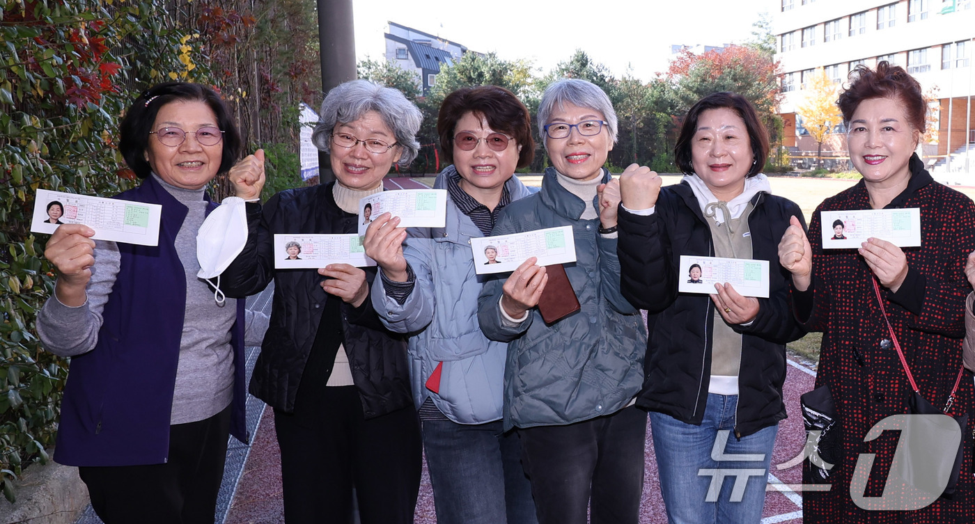 (서울=뉴스1) 박지혜 기자 = 2026학년도 대학수학능력시험(수능)을 하루 앞둔 12일 서울 마포구 홍익대학교부속여자고등학교를 찾은 학력 인정 평생학교인 일성여자중고등학교 수험생 …