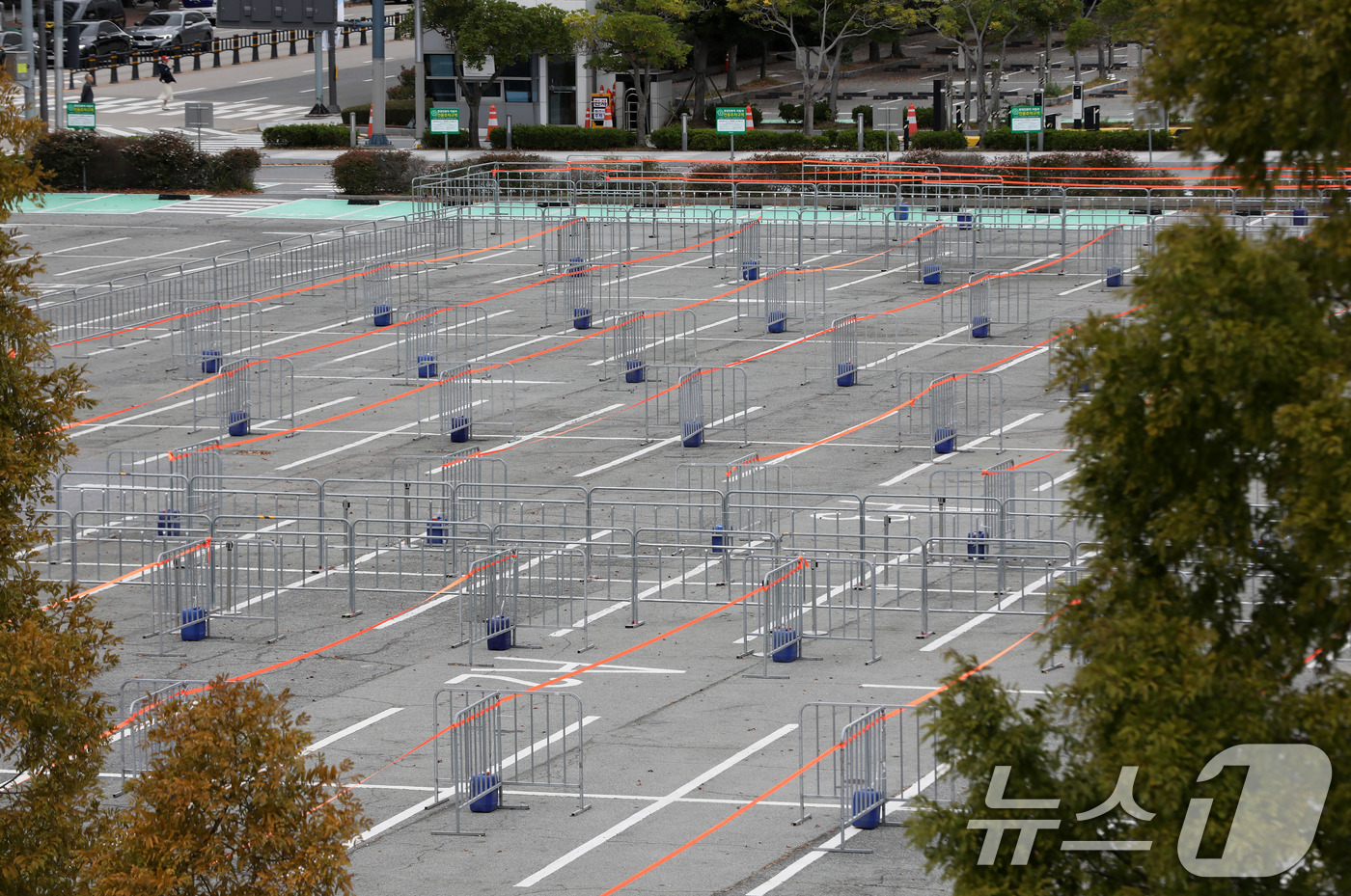 (부산=뉴스1) 윤일지 기자 = 국내 최대 게임전시회인 '지스타 2025' 개막을 하루 앞둔 12일 오후 부산 해운대구 벡스코 제1전시장 주차장에 관람객 입장 대기 공간이 마련돼 …