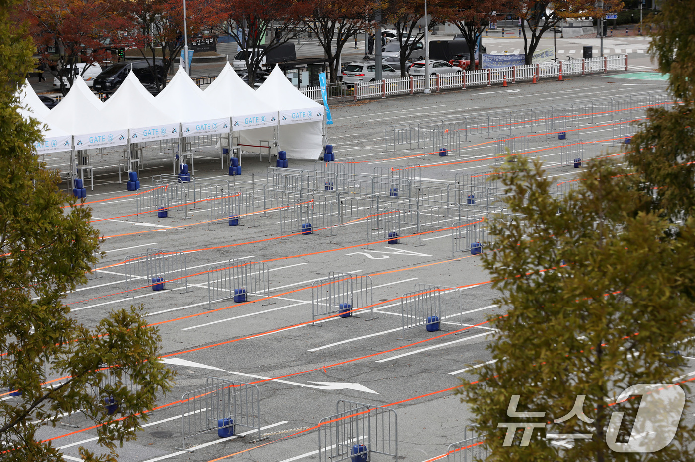 (부산=뉴스1) 윤일지 기자 = 국내 최대 게임전시회인 '지스타 2025' 개막을 하루 앞둔 12일 오후 부산 해운대구 벡스코 제1전시장 주차장에 관람객 입장 대기 공간이 마련돼 …
