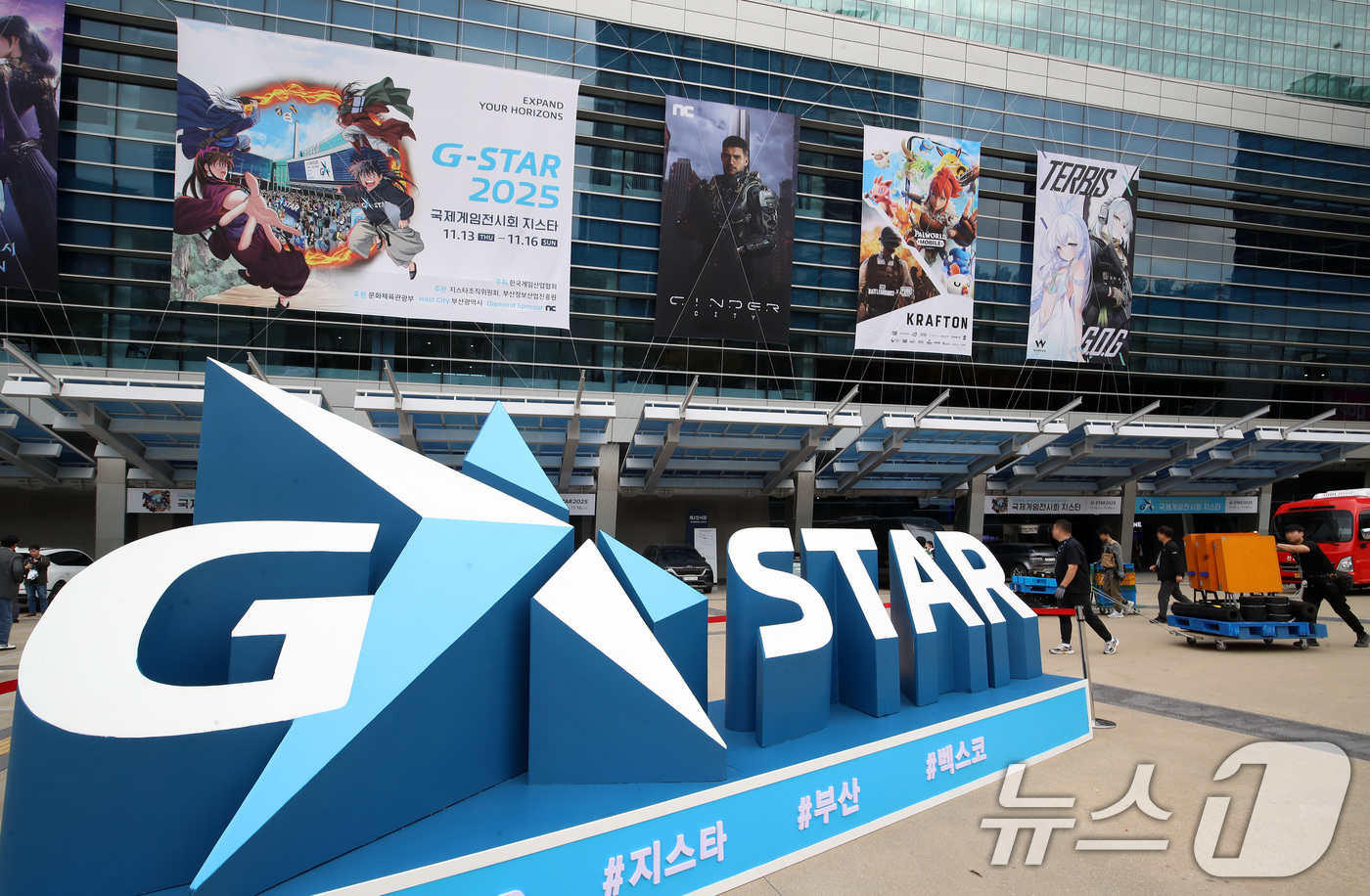 (부산=뉴스1) 윤일지 기자 = 국내 최대 게임전시회인 '지스타 2025' 개막을 하루 앞둔 12일 오후 부산 해운대구 벡스코 광장에서 관계자들이 개막 준비를 하고 있다.지스타 2 …