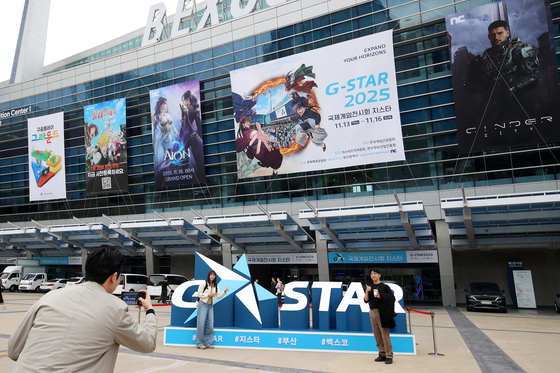 "좋아하는 게임 감독 보러 서울서 왔어요"…지스타 첫날 열기 후끈