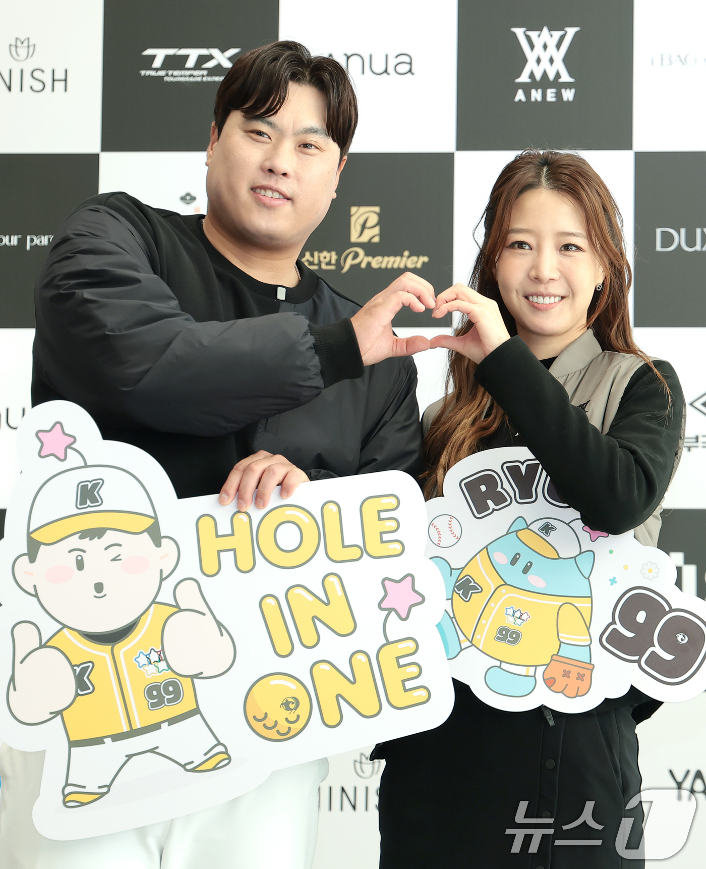 (횡성=뉴스1) 권현진 기자 = 류현진 배지현 부부가 12일 강원도 횡성군 벨라45 컨트리클럽에서 열린 ‘이수그룹과 함께하는 2025 류현진 재단 자선골프대회’에서 포즈를 취하고 …