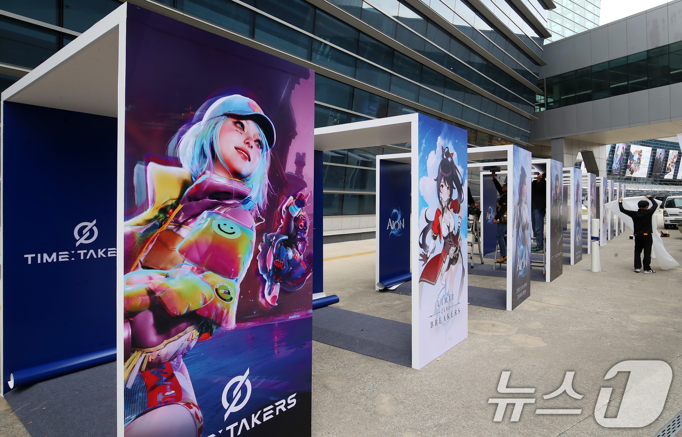 (부산=뉴스1) 윤일지 기자 = 국내 최대 게임전시회인 '지스타 2025' 개막을 하루 앞둔 12일 오후 부산 해운대구 벡스코 광장에서 관계자들이 개막 준비를 하고 있다.지스타 2 …