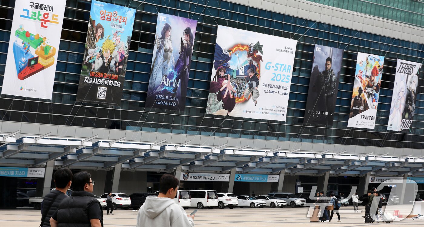 본문 이미지 - 국내 최대 게임전시회인 &#39;지스타 2025&#39; 개막을 하루 앞둔 12일 오후 부산 해운대구 벡스코 광장에서 시민들이 오가고 있다. 지스타 2025는 13일 개막해 16일까지 열리며, 3269개 부스, 44개국, 1273개 국내외 게임사들이 참가한다. 2025.11.12/뉴스1 ⓒ News1 윤일지 기자