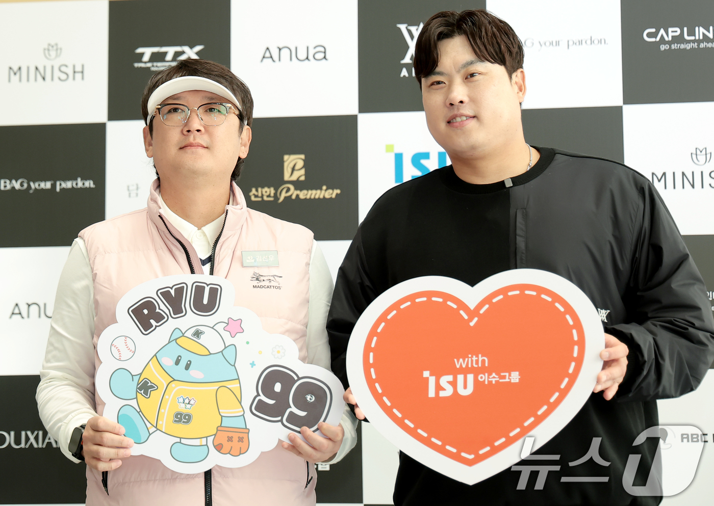 (횡성=뉴스1) 권현진 기자 = 김선우 해설위원과 류현진 이사장(오른쪽)이 12일 강원도 횡성군 벨라45 컨트리클럽에서 열린 ‘이수그룹과 함께하는 2025 류현진 재단 자선골프대회 …