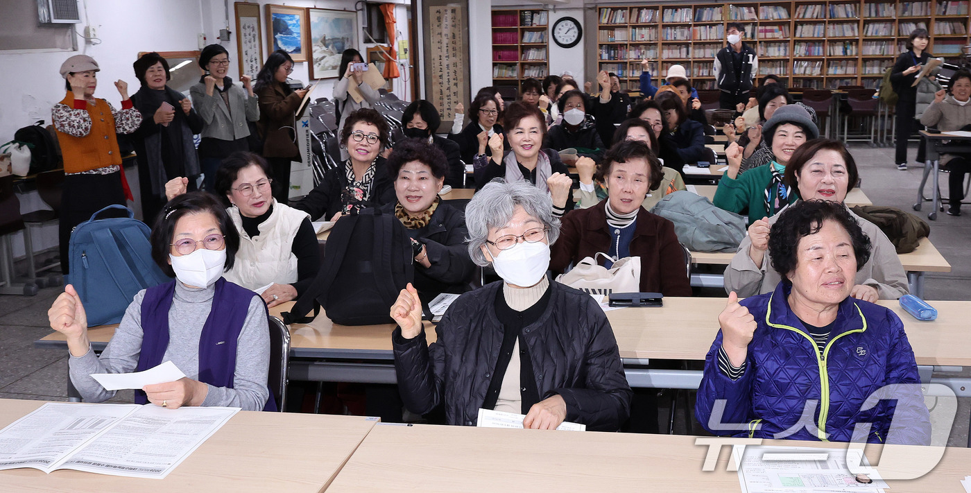 (서울=뉴스1) 박지혜 기자 = 2026학년도 대학수학능력시험(수능)을 하루 앞둔 12일 서울 마포구 학력 인정 평생학교인 일성여자중고등학교에서 수험표를 배부 받은 수험생들이 파이 …